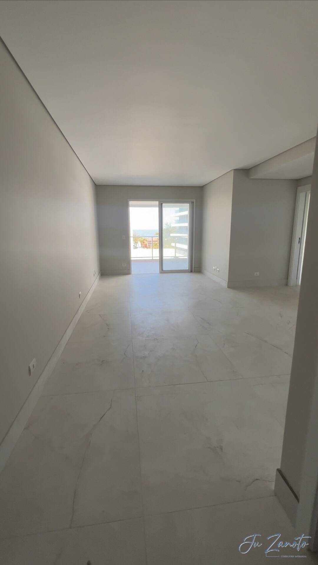 Apartamento à venda com 3 quartos, 104m² - Foto 2